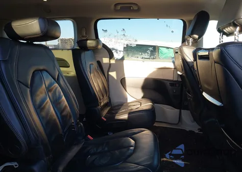 2017 Chrysler Pacifica Touring-L Plus z USA, uszkodzony, nr VIN 2C4RC1EG1HR647700